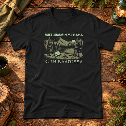 Musta t-paita, jonka printissä metsäleiri telttoineen ja nuotioineen sekä Mieluummin metsässä kuin baarissa -teksti. Printin aiheeseen liittyvä tuotekuva ja rekvisiitta.