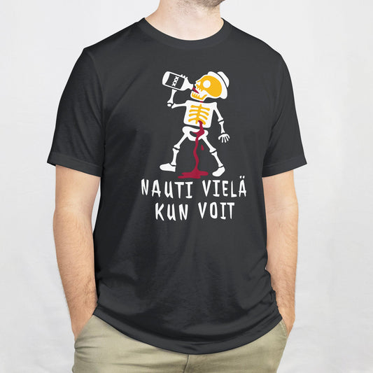 Musta Nauti Vielä Kun Voit T-paita, cartoon-luuston juomahahmo ja verenvuotoa