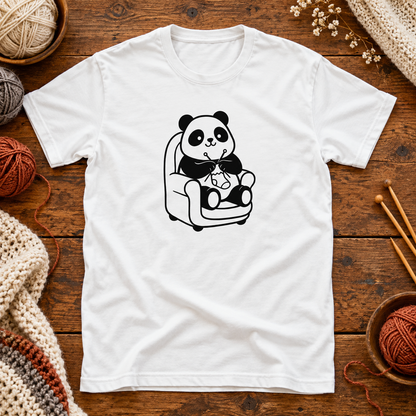 T-paita, jonka printissä panda kutoo nojatuolissa.