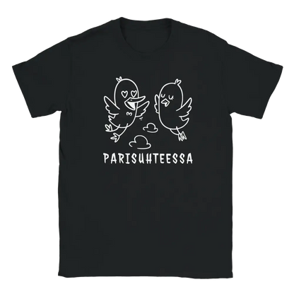 Musta t-paita, jonka printissä kaksi lentävää ankkaa erilaisilla ilmeillä ja PARISUHTEESSA-teksti.