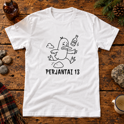 Valkoinen t-paita, jonka printissä kompastuva ankka, ilmaan lentävä pullo ja PERJANTAI 13 -teksti. Printin aiheeseen liittyvä tuotekuva ja rekvisiitta.