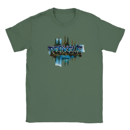 Vihreä t-paita, jonka printissä jäänsininen Perkele-teksti ja tumma havumetsä.