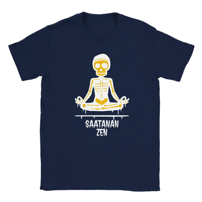 Tummansininen t-paita, jonka printissä risti-istunnassa meditoiva luuranko ja Saatanan Zen -teksti.