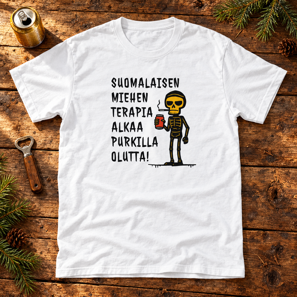 Valkoinen t-paita, jonka printissä luuranko ja tölkki sekä ironinen suomalaisen miehen terapiaa koskeva teksti. Olutaiheinen tuotekuva mökkipöydällä.