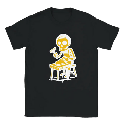 Mustavalkoinen T-paita Skeleton cobbler graphics Suutari - T-paita tuotteessa