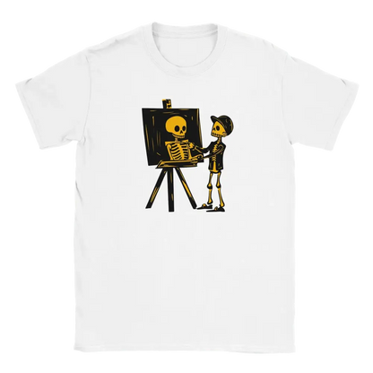 Valkoinen T-paita, jossa sarjakuvamainen luuranko maalaa toista luurankoa easelillä