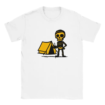 Valkoinen T-paita skeletonin leirintäaiheisella designilla Telttailija tuotemerkiltä