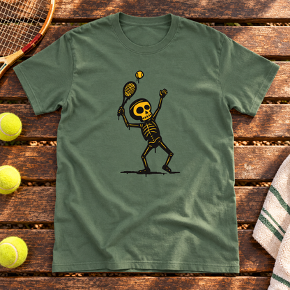 Vihreä t-paita, jonka printissä luuranko lyö tennispalloa keltaisella mailalla. Paita tennisaiheisella puupenkillä mailan, pallojen ja pyyhkeen keskellä.