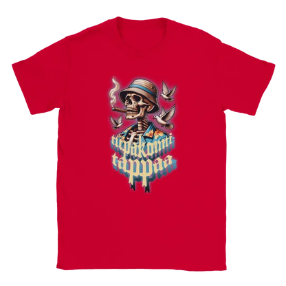 T-shirt featuring a skull wearing a hat amid smoke beside the Finnish words Tupakointi tappaa.