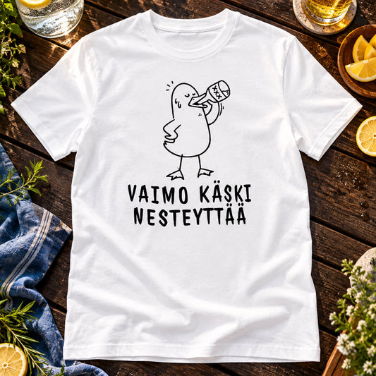 T-paita, jonka printissä ankka juo pullosta ja VAIMO KÄSKI NESTEYTTÄÄ -teksti.