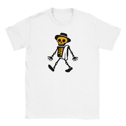 Valkoinen lyhythihainen T-paita Skeleton-hattupäällä ja pyyhkeellä design