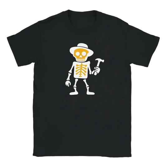 Mustapaitainen T-paita Skeletoni hatillaan ja vasaralla Viimeinen Remontti