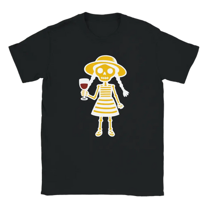 Mustavalkoinen naisten T-paita with keltainen luuranko, hattu, mekko ja lasi punaviiniä