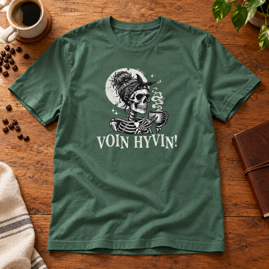 Themed flat-lay photograph of Voin Hyvin - Naisten T-paita with accessories related to its printed design.